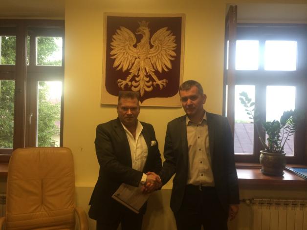 Krzysztof Rutkowski wraz ze swoimi ludźmi podejmuje niezbędne czynności w celu odnalezienia truciciela kąpieliska w Starym Sączu